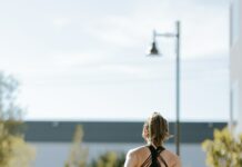 스트레칭의 중요성: 건강한 유연성을 위한 간단한 가이드 a woman is doing exercises on a yoga mat