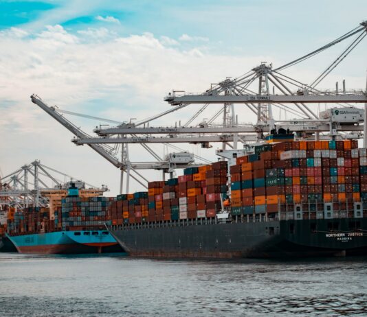 지난달 수출 13.8%↑, 7개월 연속 플러스…“강건한 상승 모멘텀 유지” cargo ships docked at the pier during day