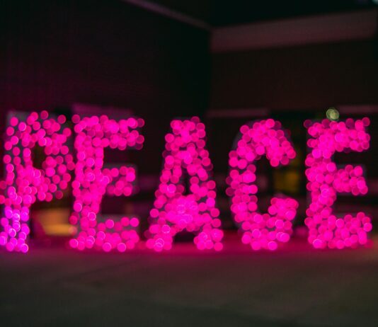 한 총리 “남북한 신뢰 회복될 때까지 ‘9.19 군사합의’ 효력 정지” Peace neon signage