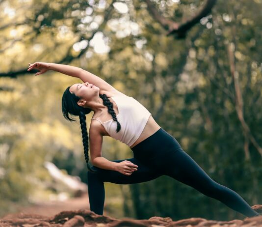 스트레칭, 전문가가 알려주는 올바른 자세와 방법 woman in white tank top and black leggings doing yoga during daytime