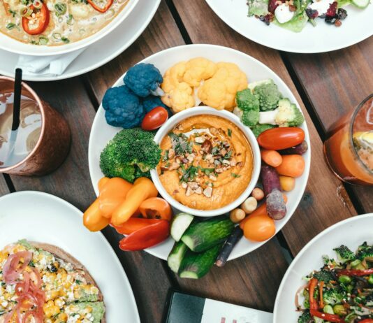 건강한 식사를 위한 준비 방법 vegetable platter with dressing