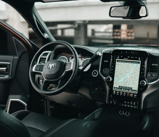 자율주행차 임시운행 허가 기간…옥외광고물 자유구역 추가 black car gps turned on in car