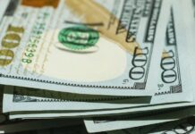 구직급여 수급 횟수에 따라 급여액 감액…노동시장 약자는 제외 white and black printer paper