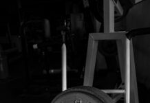 여름철 건강한 홈 트레이닝 루틴 black and gray dumbbell on black textile