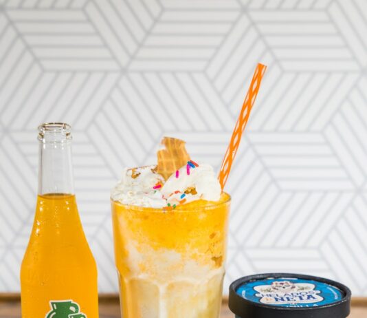 여름철 운동 중 체온 조절법 orange juice in clear drinking glass