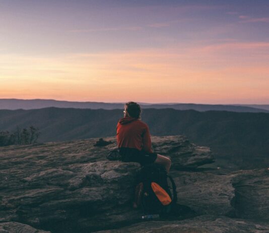 여름에 피해야 할 다이어트 실수들 person sitting on boulder overlooking mountain during golden hour