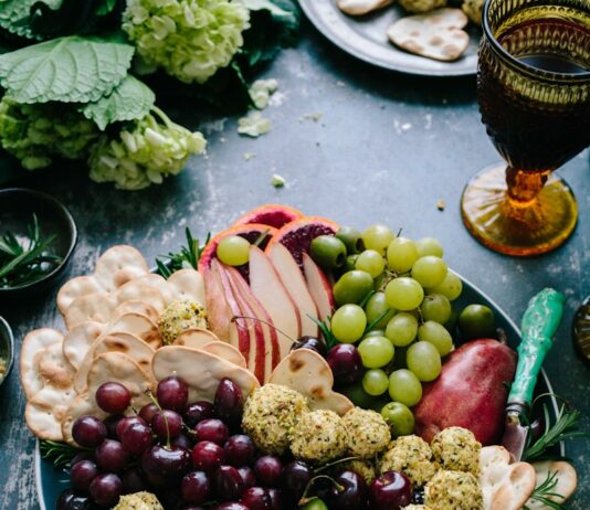 여름철 수분 보충의 중요성 assorted fruits on silver round plate