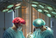 정부 “의대 교수 ‘수련 보이콧’…환자 외면 매우 안타까워” two men wearing blue lab coats