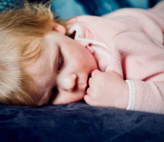 여름철 운동 전 충분한 수면이 중요한 이유 baby sleeping on black surface