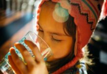 고혈압 관리: 저염식 다이어트가 혈압 조절에 미치는 영향 selective focus photography of girl drinking water