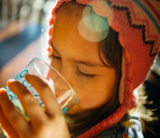고혈압 관리: 저염식 다이어트가 혈압 조절에 미치는 영향 selective focus photography of girl drinking water