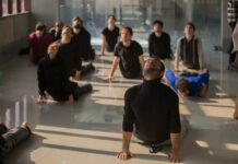 스트레스 해소를 위한 운동법: 마음의 균형 찾기 people doing exercise on floor