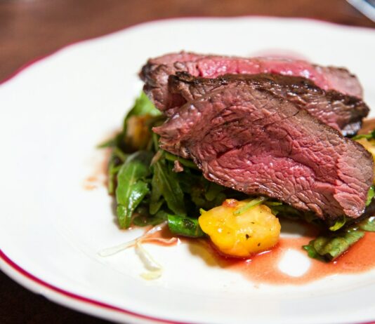 소화에 좋은 음식들, 배탈 없이 건강하게 먹는 법 medium rare sliced steak in white ceramic plate