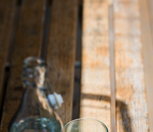 운동 전후 수분 섭취, 운동 성과를 높이는 비결 liquor in rock glass and bottle