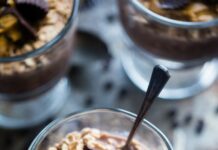 당뇨 예방을 위한 식단과 운동의 상호작용 ice cream on glass in shallow focus