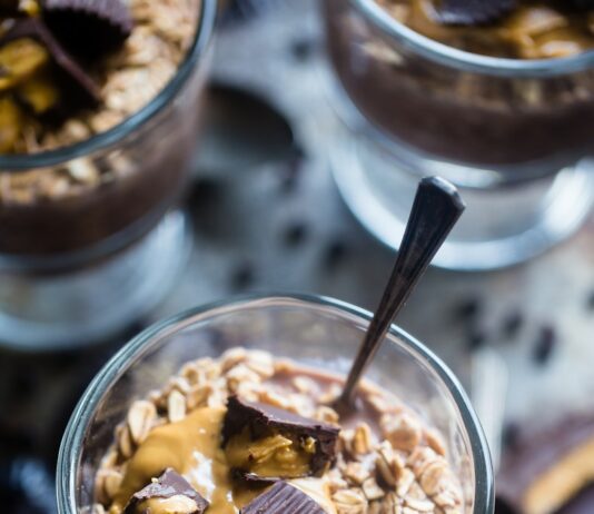 당뇨 예방을 위한 식단과 운동의 상호작용 ice cream on glass in shallow focus