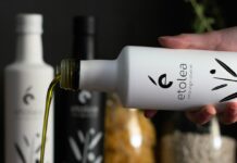 운동으로 인한 신체 변화 식단 요령 a person holding a bottle