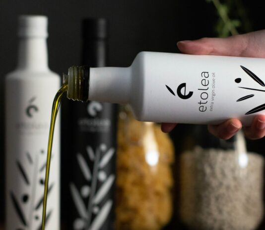 운동으로 인한 신체 변화 식단 요령 a person holding a bottle