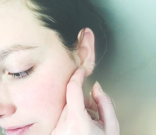 겨울철 피부 건강을 지키는 보습 관리법 woman soaked in water