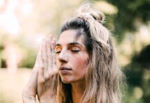 요가를 통한 호흡 조절 woman in black tank top wearing silver ring