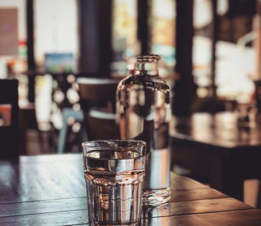 운동과 함께하는 다이어트 플랜 clear drinking glass on table