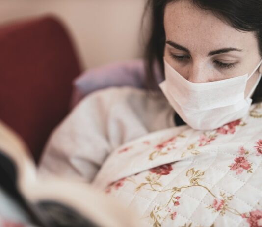 감기에 잘 걸리지 않는 면역력 강화 비결 woman in white and red floral hijab