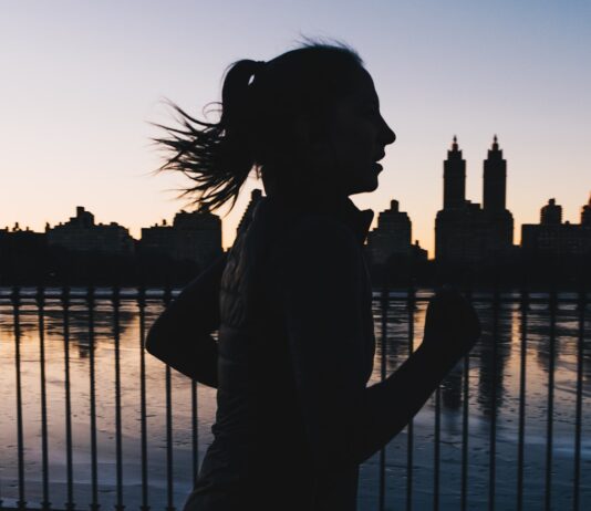 추운 날씨를 극복하는 야외 러닝 팁 silhouette photo of woman running