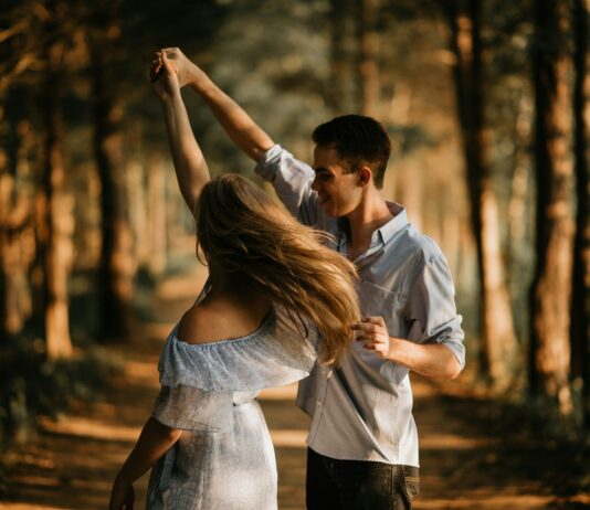 취미로 건강을 챙기다 man and woman dancing at center of trees