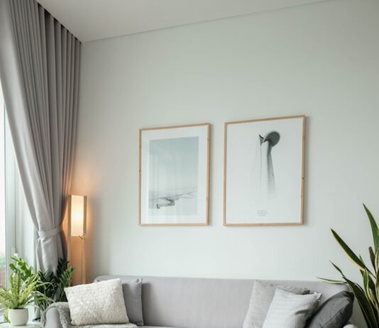 정리정돈으로 시작하는 삶의 변화 a living room filled with furniture and a large window