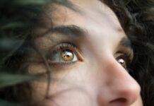 안구건조증을 예방하는 방법 closeup photo of person