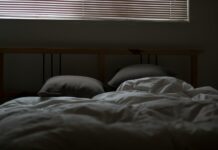 면역력 강화를 위한 수면의 중요성 empty white and gray bed set