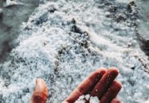 염분 섭취: 얼마나 줄여야 할까? white stones on persons hand