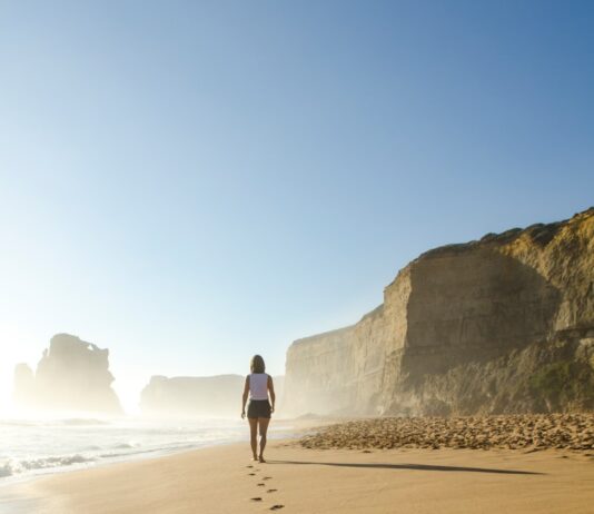 마음챙김과 정신 건강: 현대인에게 필요한 심리적 운동 woman walking on shore