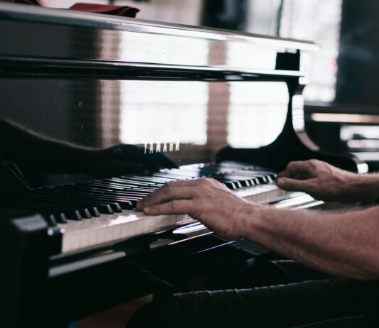 정신 건강을 위한 취미 생활 person playing piano