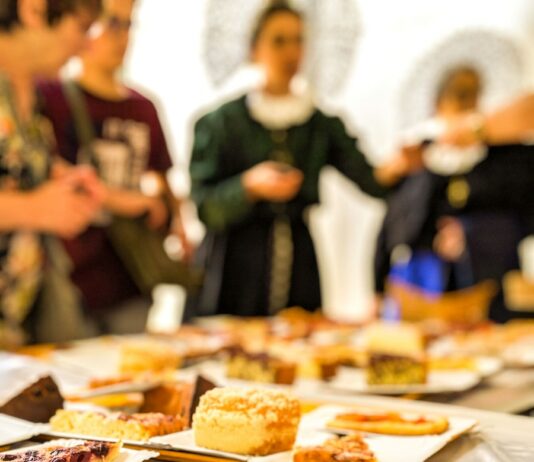심리적 식욕과 음식, 스트레스와 식습관 selective focus photography of sliced bread on white ceramic plate
