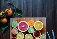 자연식품 위주의 식단, 피부와 체중에 어떤 변화가 생길까? assorted sliced citrus fruits on brown wooden chopping board