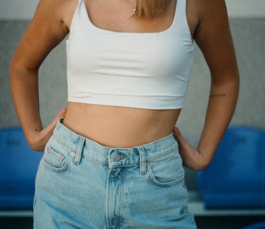 “배가 쉽게 더부룩하고 체해요”… 소화력이 떨어지는 30대 이후, 꼭 알아야 할 위장 루틴 woman in white tank top and blue denim jeans