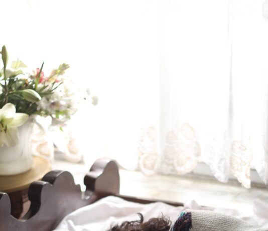 “잠을 자도 잔 것 같지 않아요”…초여름 수면장애, 실내 환경부터 점검 woman sleeping on bed beside book