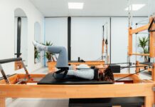 몸과 마음을 강화하는 필라테스 a woman is doing a pivot on a pivot machine