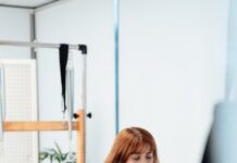 30대와 40대가 관심가지는 필라테스로 건강관리 하는 법 a woman on a rowing machine in a gym