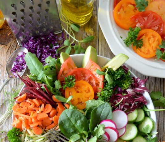 건강한 식단의 중요성과 실천 방법 close-up photo of vegetable salad