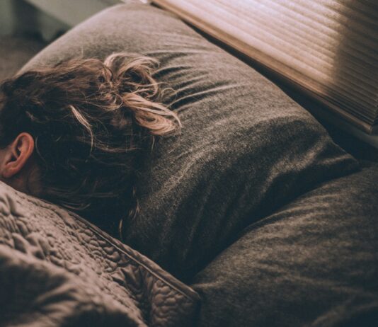 숙면을 부르는 수면의 질 개선 방법 5가지 woman sleeping on bed under blankets