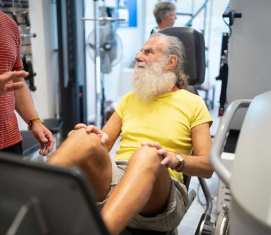 나이가 들어도 건강한 삶, 근감소증 예방과 효과적인 근육 관리법 a man with a white beard sitting in a gym