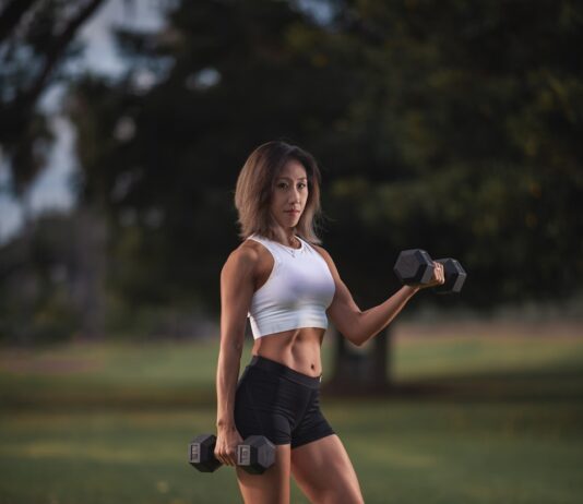 근육, 건강의 기초를 다지는 숨은 영웅 woman in white sports bra and black shorts holding black dumbbell