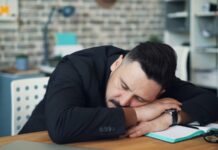 만성피로, 단순한 피곤함이 아니다…원인과 관리법 알아보기 a man leaning his head on his desk