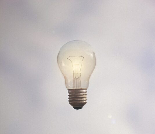 뇌건강, 작은 습관이 큰 차이를 만든다 person catching light bulb