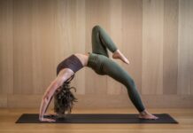 필라테스, 건강한 몸과 마음을 위한 최고의 선택 a woman is doing a yoga pose on a mat