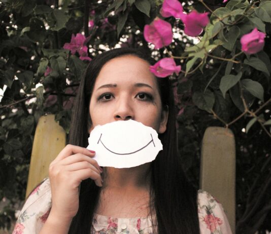 당신의 우울감은 ‘이것’ 때문? 식탁에서 시작하는 마음 건강, 영양 정신의학 woman standing under pink-petaled flowers