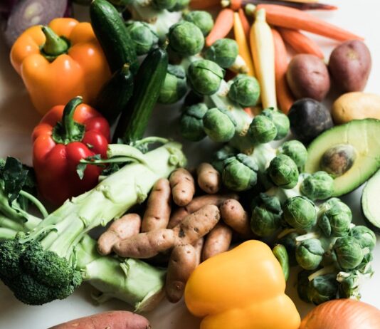 ‘플렉시테리언’ 식단, 유연한 채식이 MZ세대 건강 트렌드로 부상 sliced carrots and green vegetable