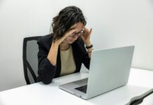 스트레스, 현명하게 관리하는 방법 a woman sitting in front of a laptop computer